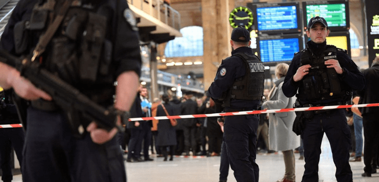 Paris train station stabbing attack, six people injured.