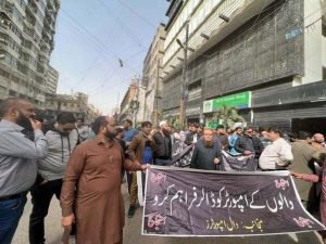 Traders stage a protest outside SBP against non-clearance of containers