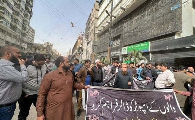Traders stage a protest outside SBP against non-clearance of containers