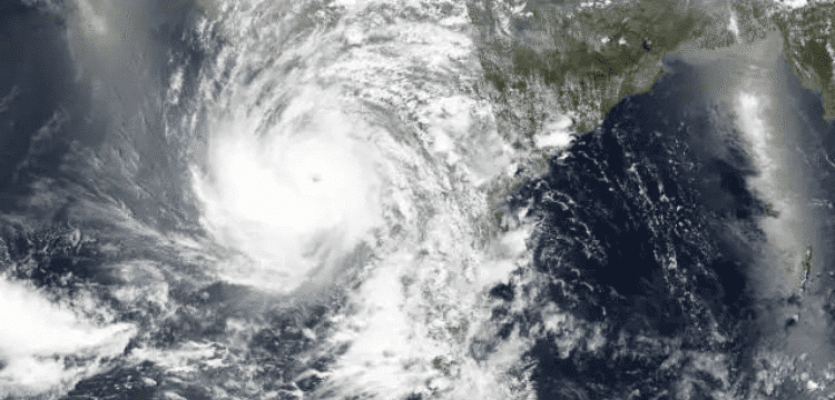 Cyclone inches closer to Karachi