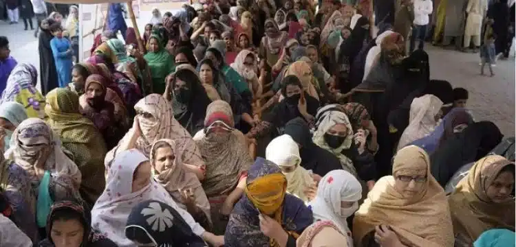 Stampede at BISP centre Karachi leaves many women injured