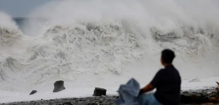 Hong Kong on High Alert As Typhoon Koinu Prompts Second-Highest Storm Warning