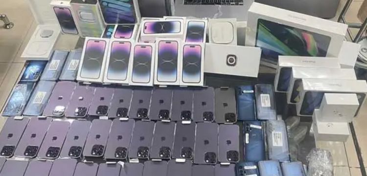 Karachi Airport Caught Umrah Pilgrims Smuggling Iphones of Millions Rupee