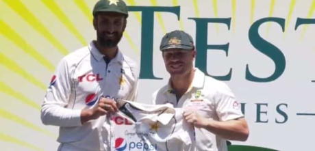 Shan Masood Presents Heartfelt Farewell Gift To David Warner