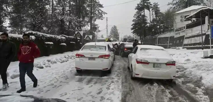 Tourists Barred From Entering Jam-Packed Murree Amid Heavy Snowfall