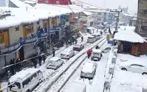 Avalanche Engulfs Hotels And Residences In Naran