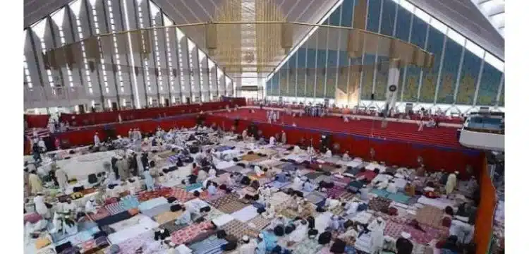 Muslims In Pakistan Observe Aitekaf