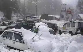 Heavy Snow Leaves Over A Dozen Tourists Stranded