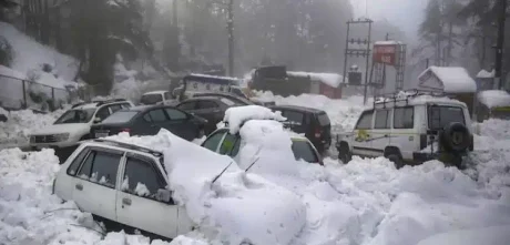 Heavy Snow Leaves Over A Dozen Tourists Stranded