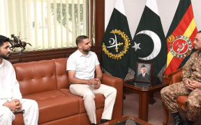Army Chief Lauds Boxer Amir Khan, Shahzaib Rind's Inspiration.