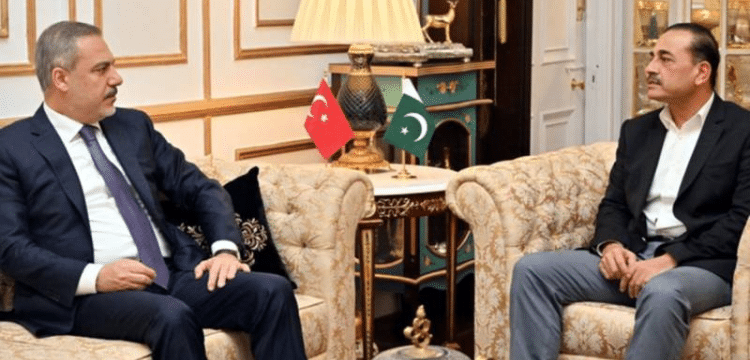 Turkish Foreign Minister And Pakistan Army Chief Discuss Collaboration