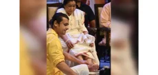 Sonu Nigam Washes Asha Bhosle's Feet, Capturing Internet's Attention