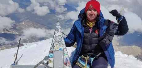 Pakistani athlete Samar Khan achieves a historic feat in extreme sports by conquering Mount Elbrus