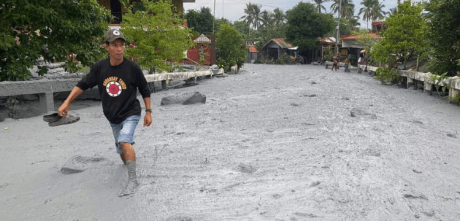 https://theneutral.pk/cold-lava-flow-ravages-philippine-village-following-kanlaon-volcano-eruption/