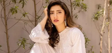 A video of Mahira Khan experiencing a wardrobe malfunction in a scary dress has gone viral