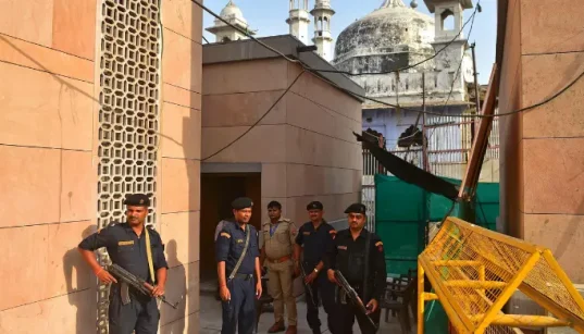 Hindu extremists attack a mosque in Maharashtra