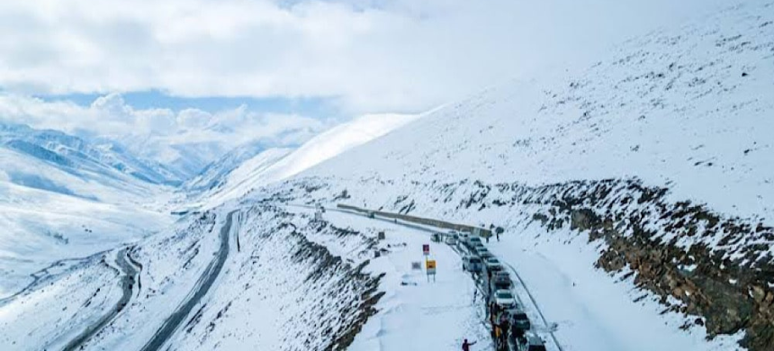 Early snowfall blankets northern areas, closing Babusar Top road to GB