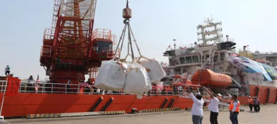 Pakistan’s first direct cargo ship reaches Bangladesh’s Chittagong port