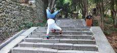 Chinese Man Climbs Iconic Mountains Using Only His Hands