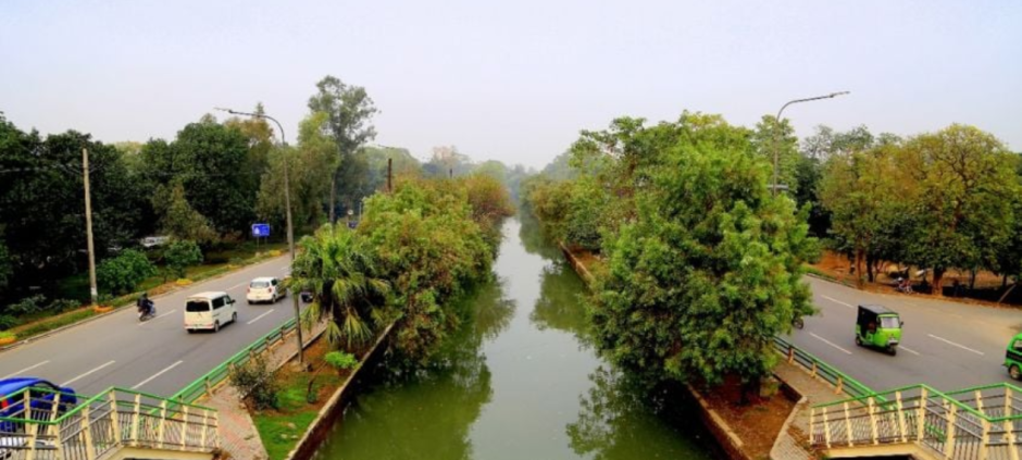 Police Foil Attempt to Throw Children Off Bridge in Lahore