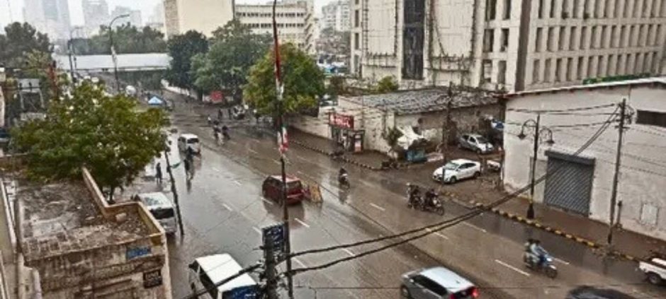 Karachi weather: light drizzle brings brief relief