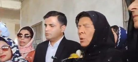 Aleema Khan Faces Egg Attack Outside Adiala Jail During Press Briefing