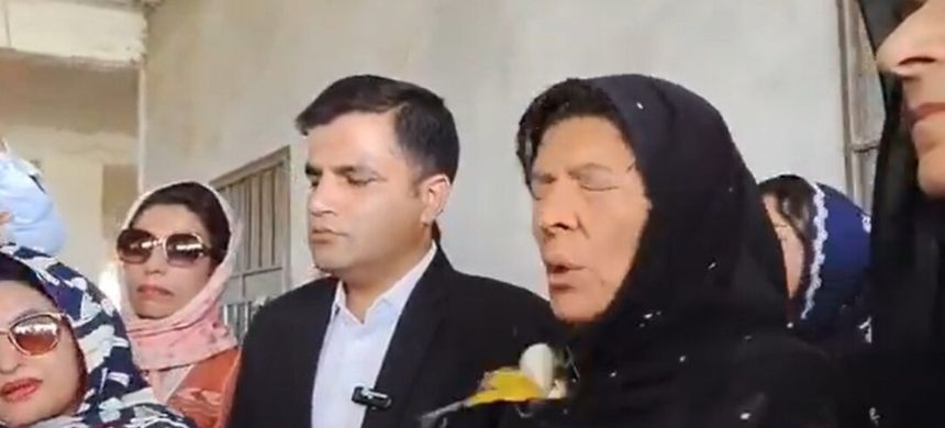 Aleema Khan Faces Egg Attack Outside Adiala Jail During Press Briefing