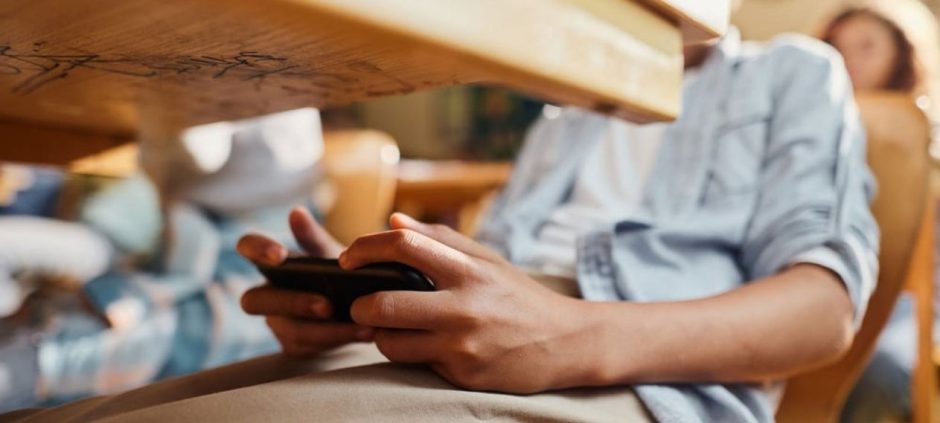 Punjab Bans Mobile Phones In Government And Private Schools Colleges