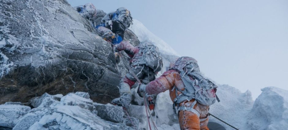 Everest blizzard traps hundreds as massive rescue begins