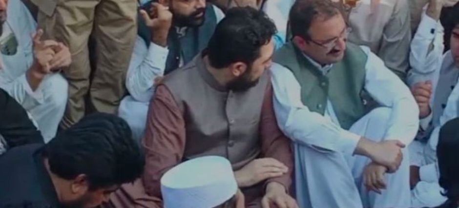 KP CM Sohaib Afridi Holds Protest After Denied Visit to Imran Khan in Jail