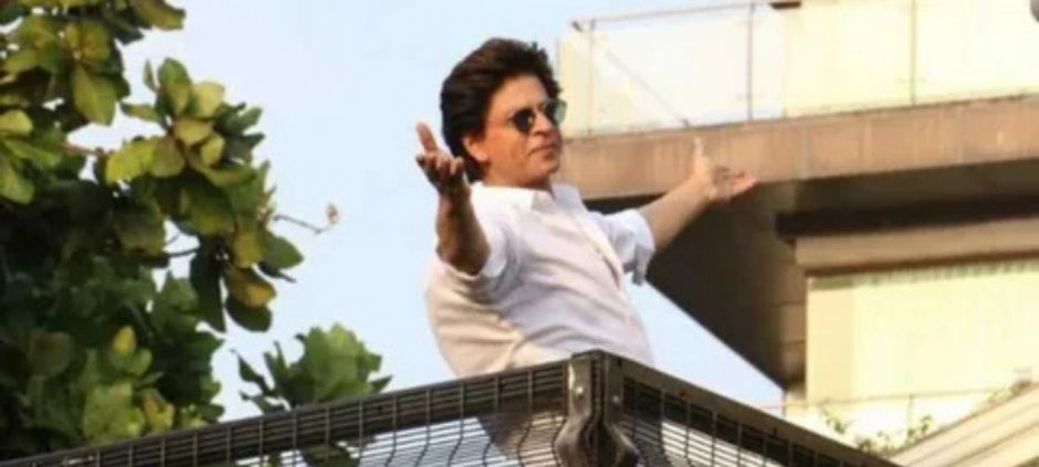 SRK Jokes About Fans Moving Into Mannat, Internet Loves It
