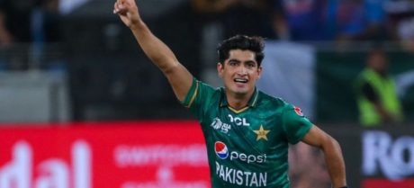 Abu bohat daantay ge’: Naseem Shah’s Adorable Reaction to Girl’s Selfie Request