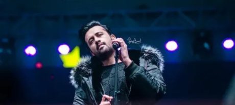 Atif Aslam Remains Unshaken As Object Flies On Stage