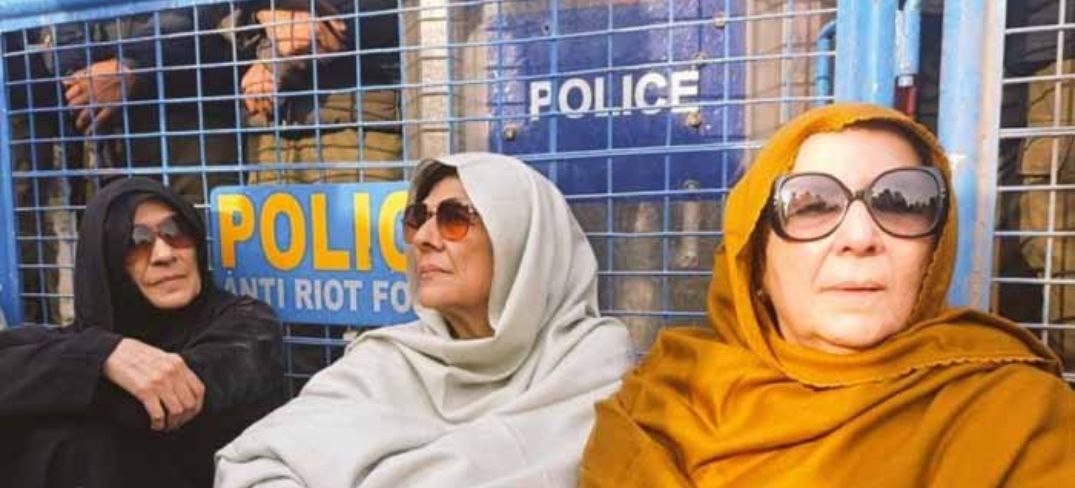Imran Khan’s Sisters Protest Outside Adiala Jail After Meeting Refusal