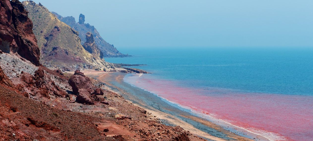 The Mystery Behind Iran’s Blood-Red Beach That Left Viewers Stunned