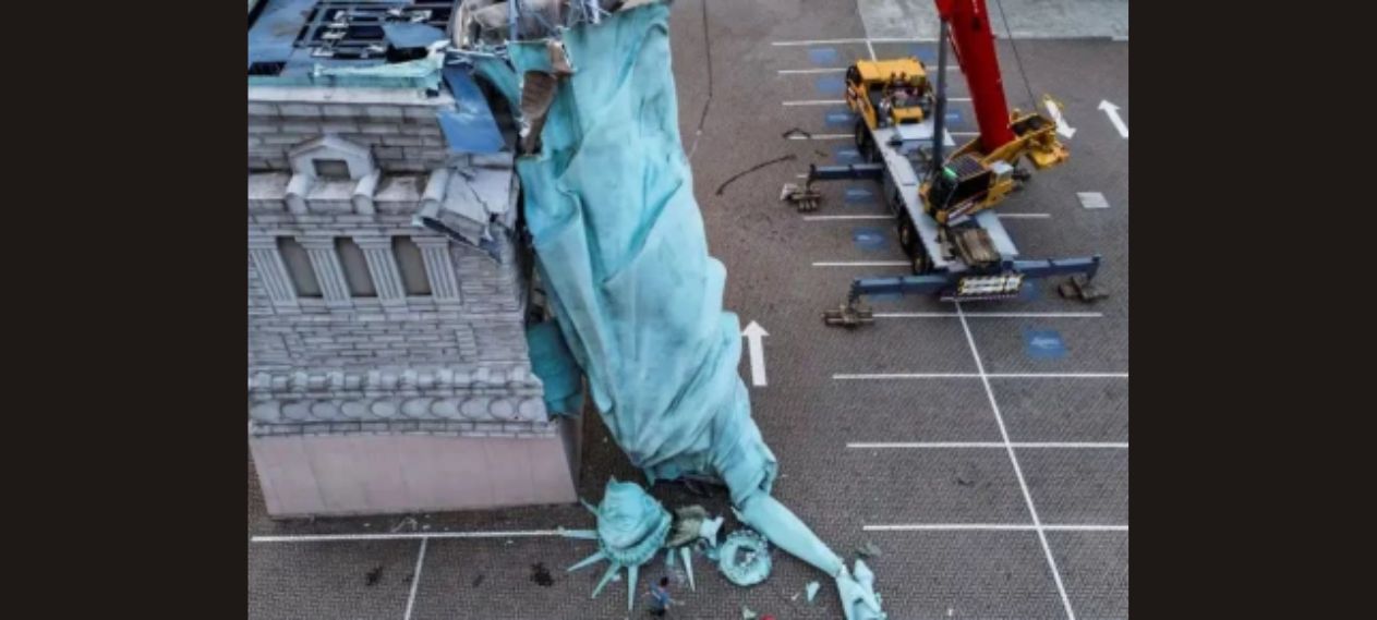 Statue of Liberty Lookalike Destroyed by Strong Brazil Winds Statue of Liberty Lookalike Destroyed by Strong Brazil Winds