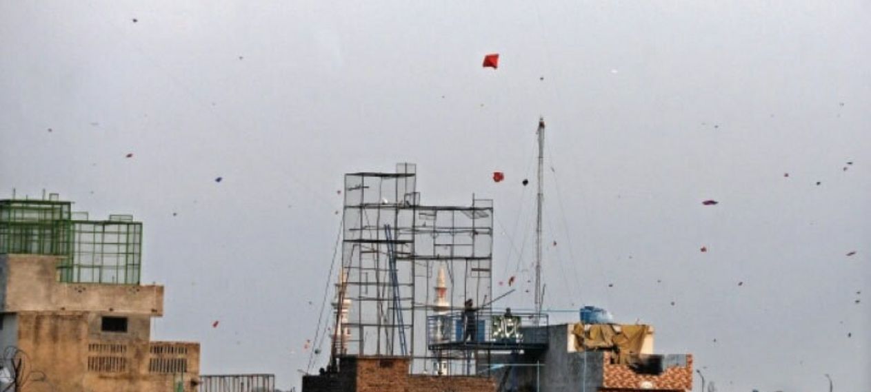 Kite Flying Near Traffic Raises Safety Concerns in Islamabad