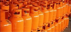 KARACHI – Pakistan’s largest city Karachi is witnessing surge in fuel costs as LPG prices sharply increased in wake of supply disruptions caused by the ongoing conflict involving Iran. The price of LPG in city jumped by Rs30 per kg, pushing the retail price to Rs330 per kg, higher than official government price of Rs226 per kg, showing growing gap between regulated and market rates. The sudden hike comes at a time when the region is already struggling with rising inflation triggered by recent increases in petroleum product prices. Experts say the rising cost of fuel is beginning to ripple through the entire economy. Across Pakistan, people are bearing brunt of Middle East crisis. The increase in petrol prices has pushed transport fares higher, while the cost of daily essentials, vegetables, fruits, and food items has also started climbing. Shopkeepers say the situation is becoming difficult for both businesses and consumers. According to traders, when petrol prices rise, transportation and delivery costs increase, forcing retailers to raise the prices of goods in order to cover their expenses. Residents say the chain reaction has made everyday life more expensive. Many complain that transport fares increased almost immediately after petrol prices went up, while basic household items have also become costlier. Amid growing frustration, citizens are urging the government to take immediate action. They are calling for a reduction in petroleum product prices and stronger measures to control the rising inflation that continues to burden households across the country.