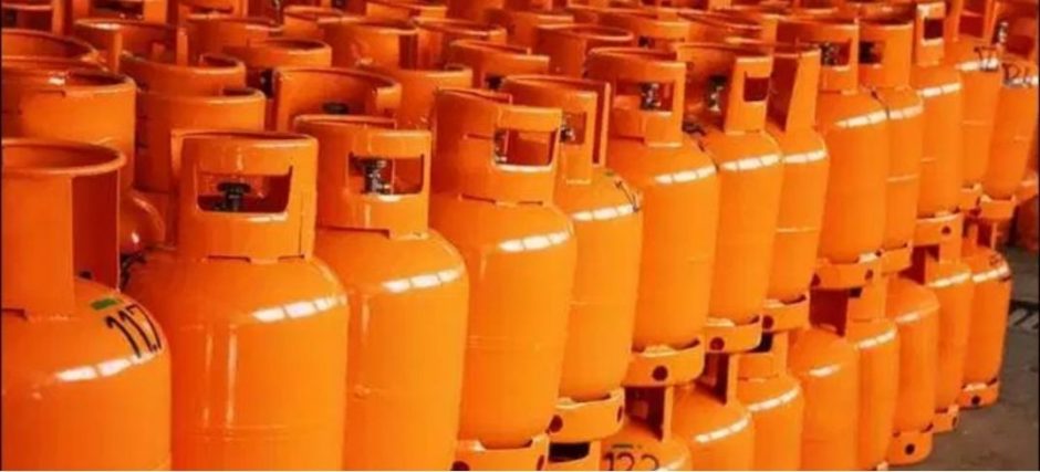 KARACHI – Pakistan’s largest city Karachi is witnessing surge in fuel costs as LPG prices sharply increased in wake of supply disruptions caused by the ongoing conflict involving Iran. The price of LPG in city jumped by Rs30 per kg, pushing the retail price to Rs330 per kg, higher than official government price of Rs226 per kg, showing growing gap between regulated and market rates. The sudden hike comes at a time when the region is already struggling with rising inflation triggered by recent increases in petroleum product prices. Experts say the rising cost of fuel is beginning to ripple through the entire economy. Across Pakistan, people are bearing brunt of Middle East crisis. The increase in petrol prices has pushed transport fares higher, while the cost of daily essentials, vegetables, fruits, and food items has also started climbing. Shopkeepers say the situation is becoming difficult for both businesses and consumers. According to traders, when petrol prices rise, transportation and delivery costs increase, forcing retailers to raise the prices of goods in order to cover their expenses. Residents say the chain reaction has made everyday life more expensive. Many complain that transport fares increased almost immediately after petrol prices went up, while basic household items have also become costlier. Amid growing frustration, citizens are urging the government to take immediate action. They are calling for a reduction in petroleum product prices and stronger measures to control the rising inflation that continues to burden households across the country.