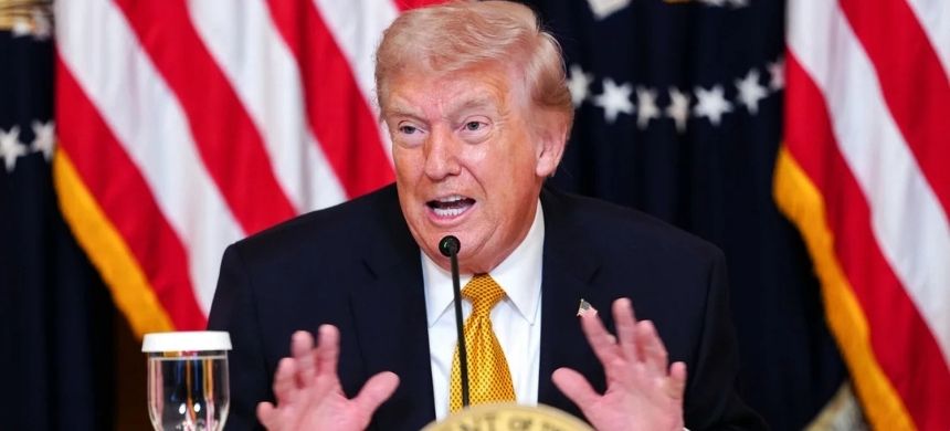 UAE Weighs Joining Trump Effort to Open Strait Hormuz