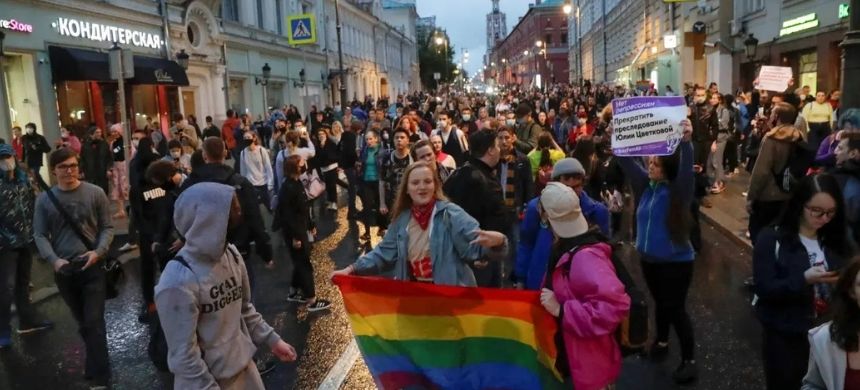 A Russian Court System Labels LGBT Groups as Extremist Organizations