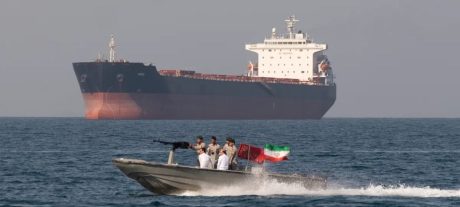 Oil Tankers Reverse Course in Strait of Hormuz Amid Rising Uncertainty