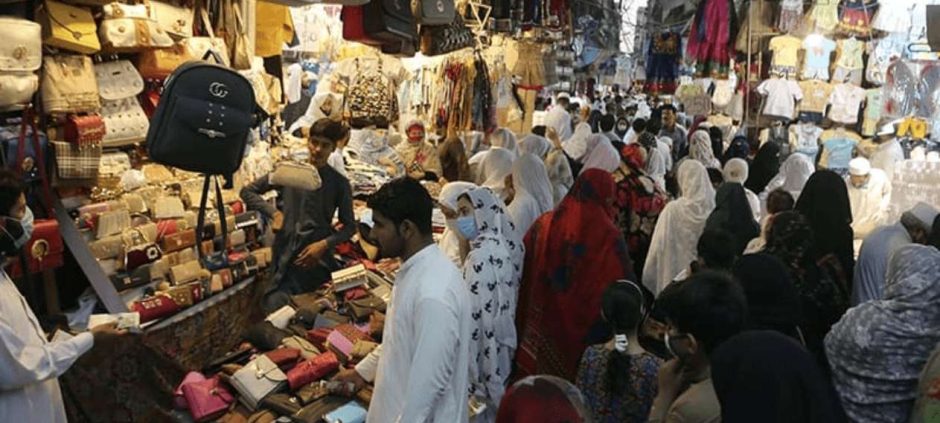 Pakistan Closes Markets Early to Curb Energy and Fuel Use