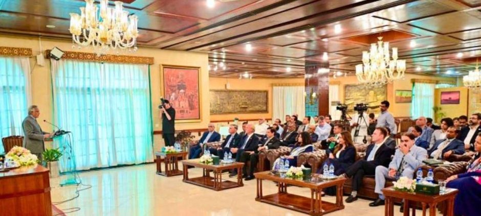 Ishaq Dar Meets US Delegation to Discuss Economic Cooperation