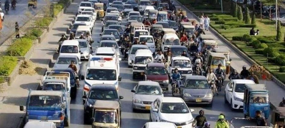 Lahore Traffic Police Cracks Down on 1,000+ Heavy Vehicles