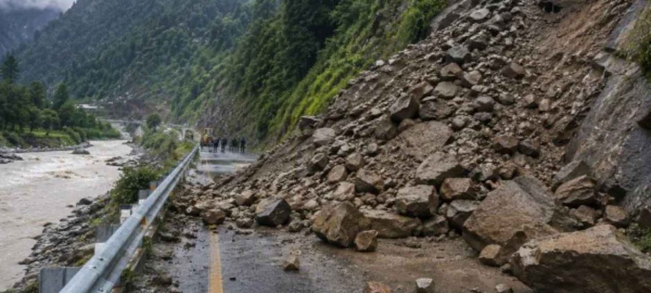 Landslide Blocks Bara Gali Kasala Road In Abbottabad (1)
