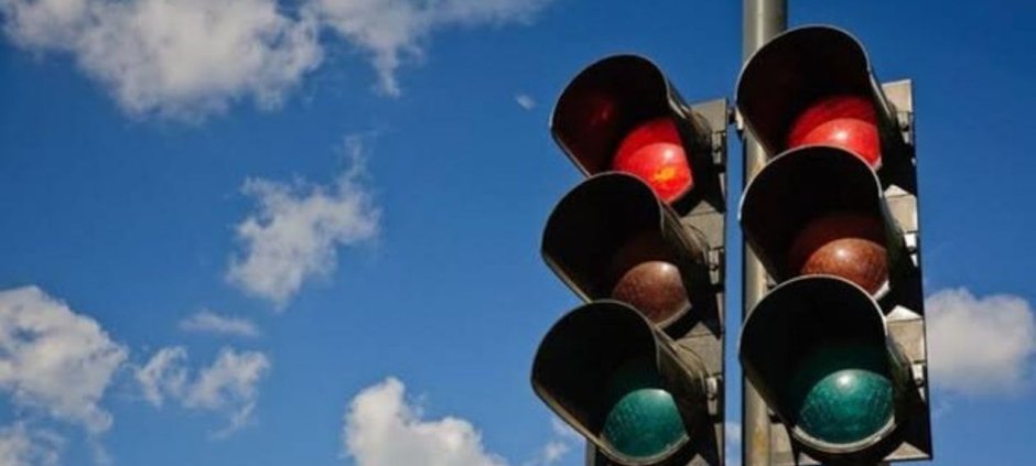 Cable theft has left 33 of Karachi’s 94 traffic signals dysfunctional. Funding shortages and repeated theft are delaying repairs and worsening congestion.