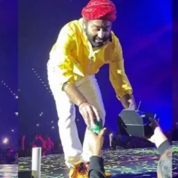 At a London concert, Arijit Singh told a fan, "This is my temple; you can't place food here," after the fan put food on the stage